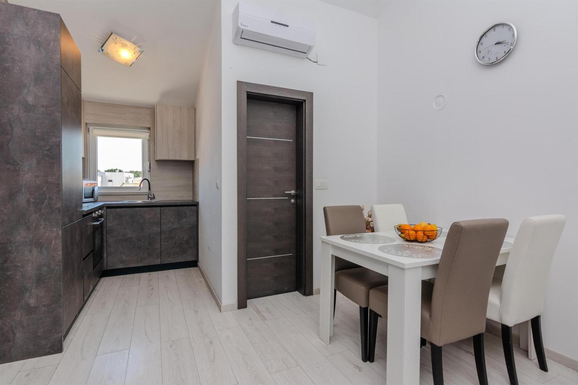 Apartments Lucica วีร์ ภายนอก รูปภาพ