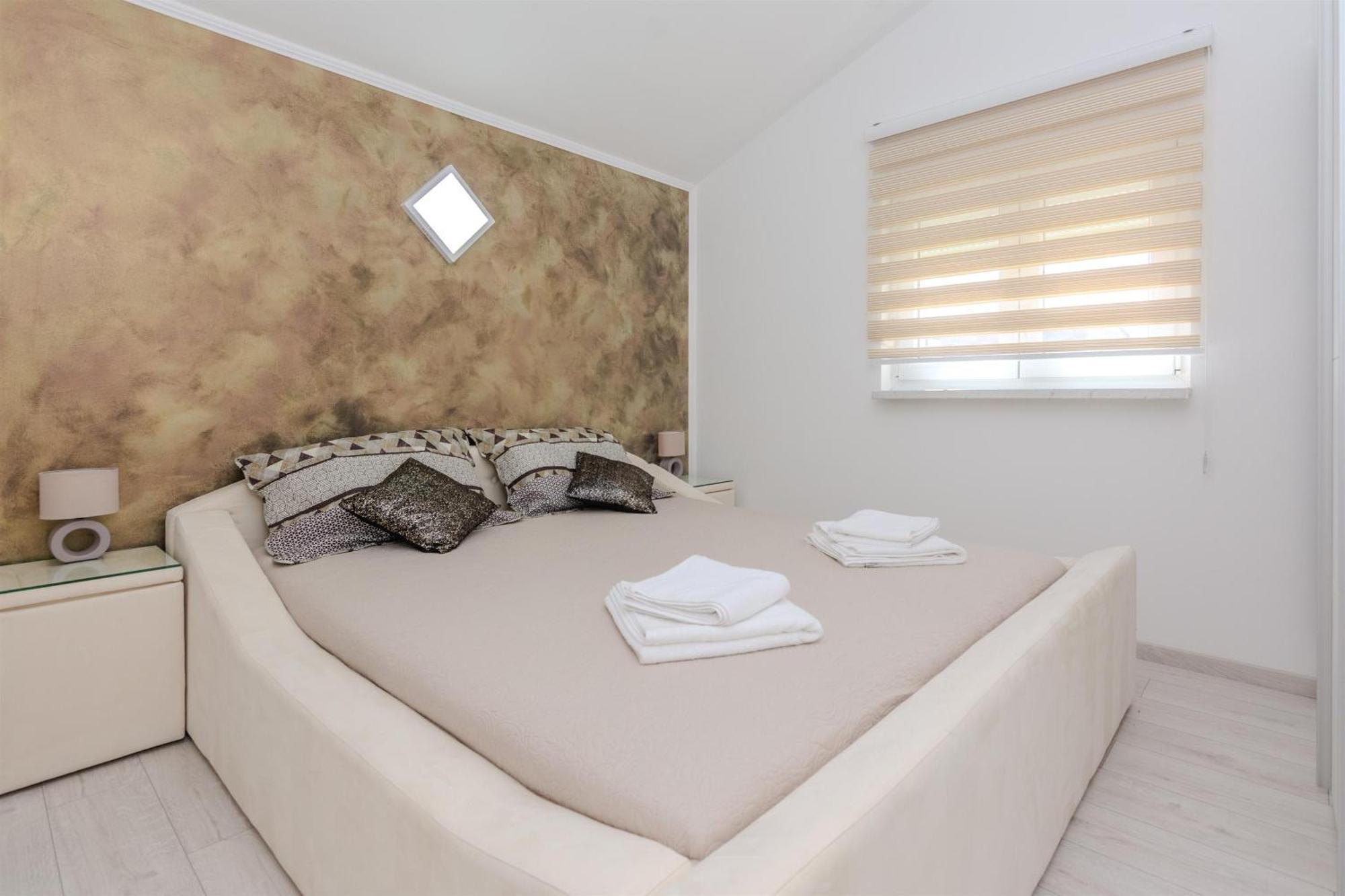 Apartments Lucica วีร์ ภายนอก รูปภาพ