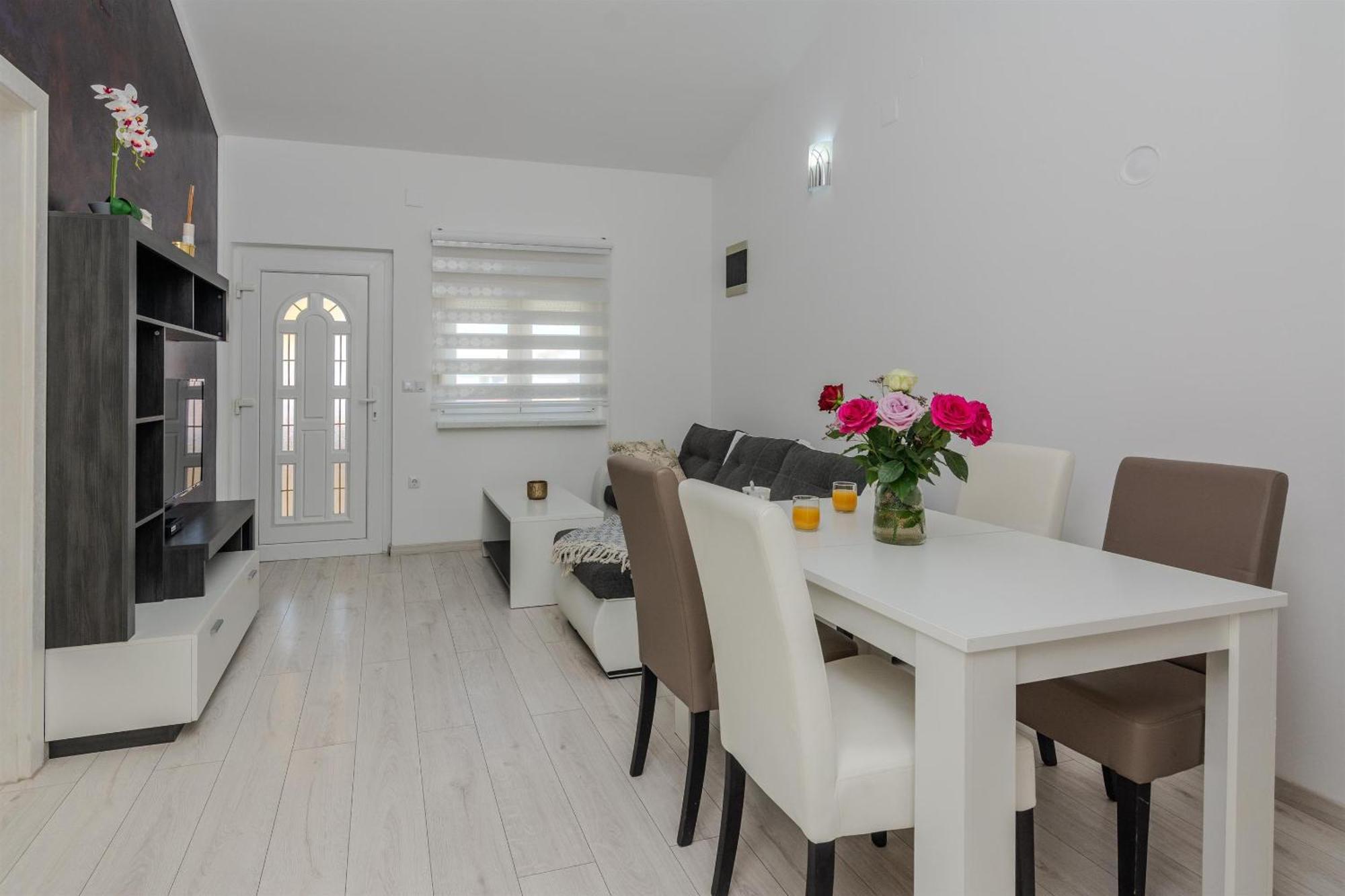 Apartments Lucica วีร์ ภายนอก รูปภาพ