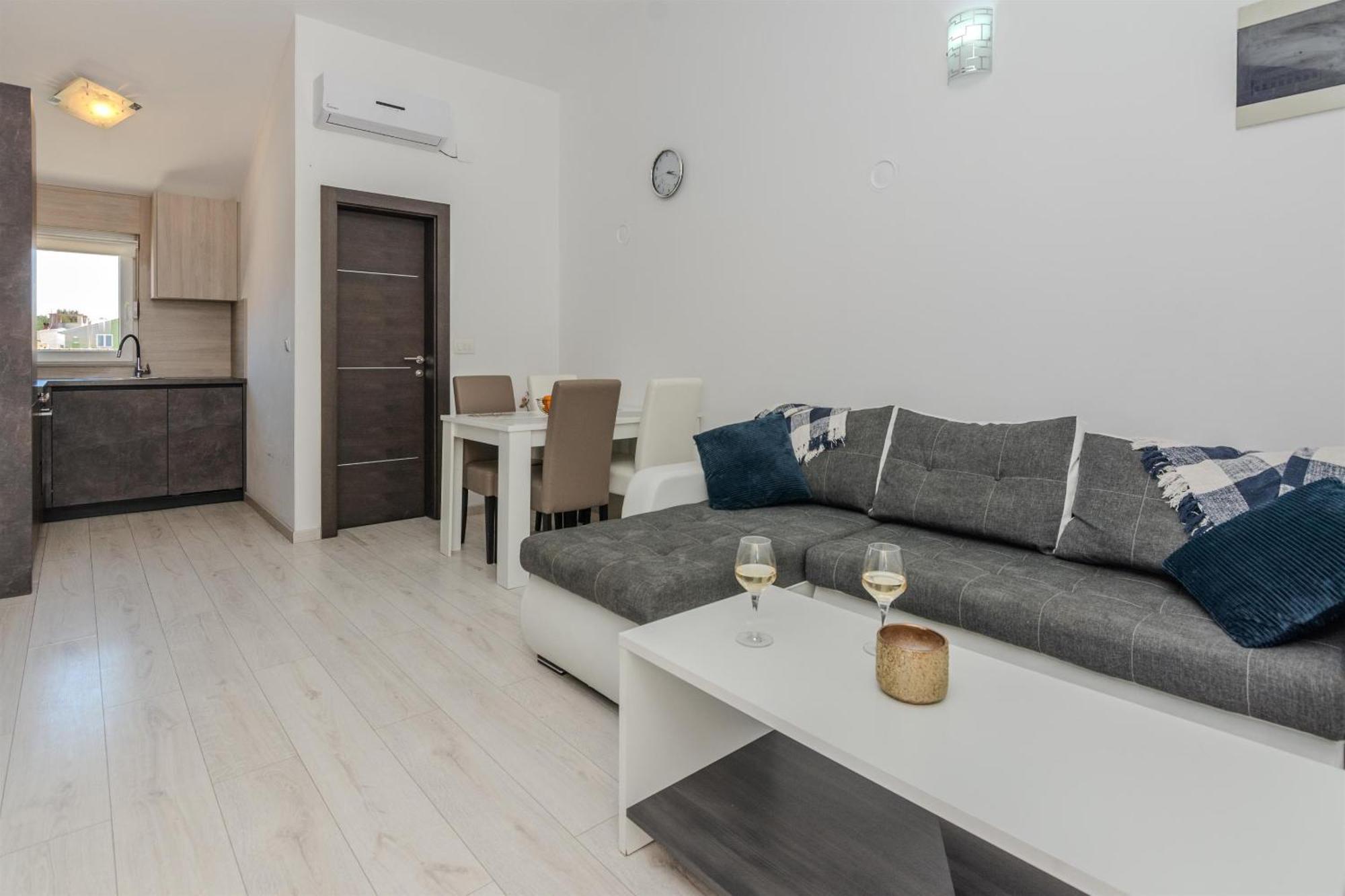 Apartments Lucica วีร์ ภายนอก รูปภาพ