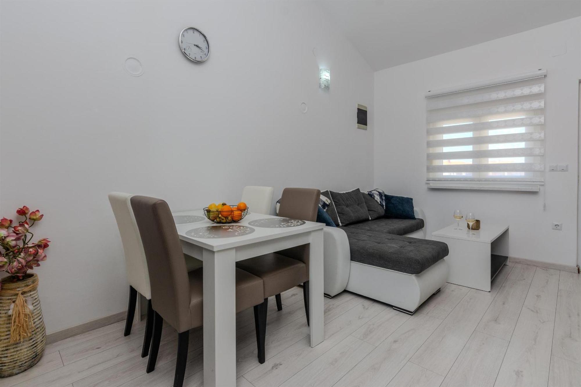 Apartments Lucica วีร์ ภายนอก รูปภาพ