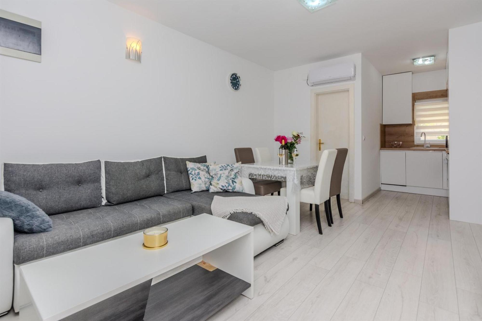 Apartments Lucica วีร์ ภายนอก รูปภาพ